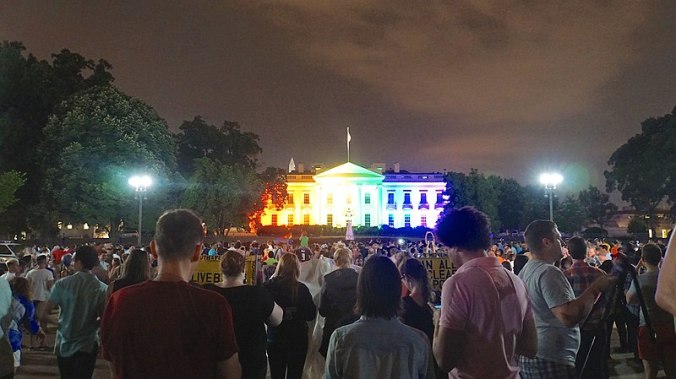 800px-Celebrating_a_new_America_-lovewins_58243_(18586341664)